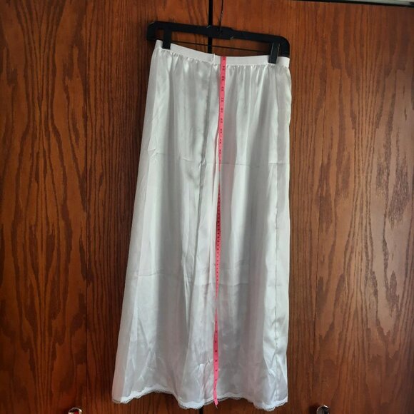 NEW ! Classic White Half Slip Floral Lace Trim W Elastic Waist Skirt Sz M (27in) - Picture 2 of 4